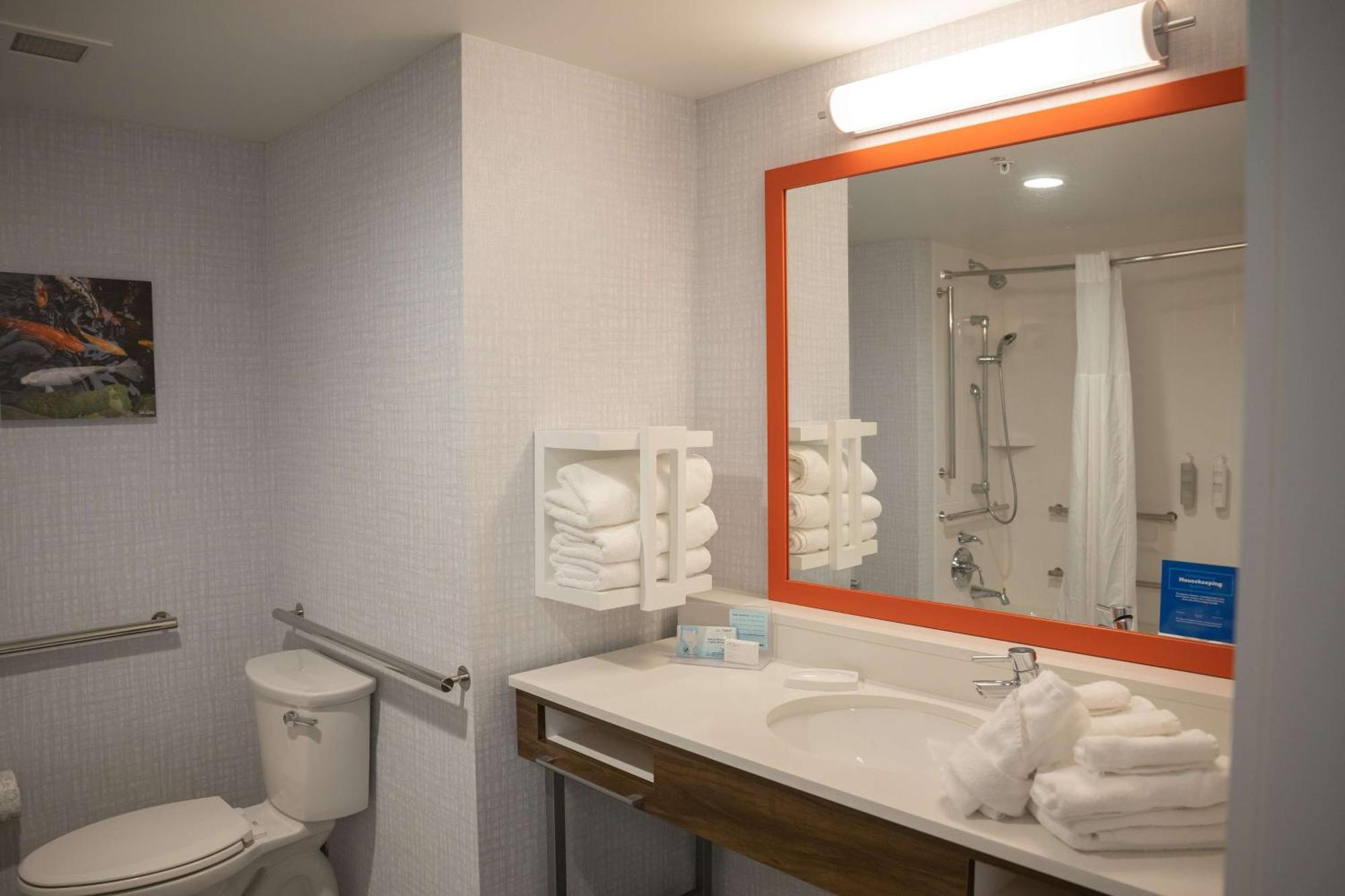 Hampton Inn & Suites Erie Bayfront Екстер'єр фото