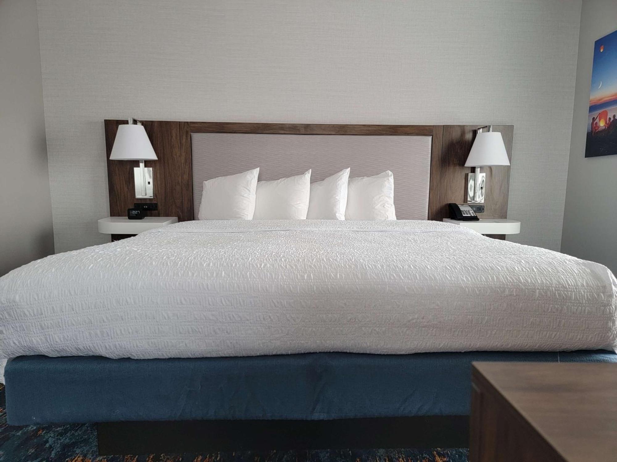 Hampton Inn & Suites Erie Bayfront Екстер'єр фото