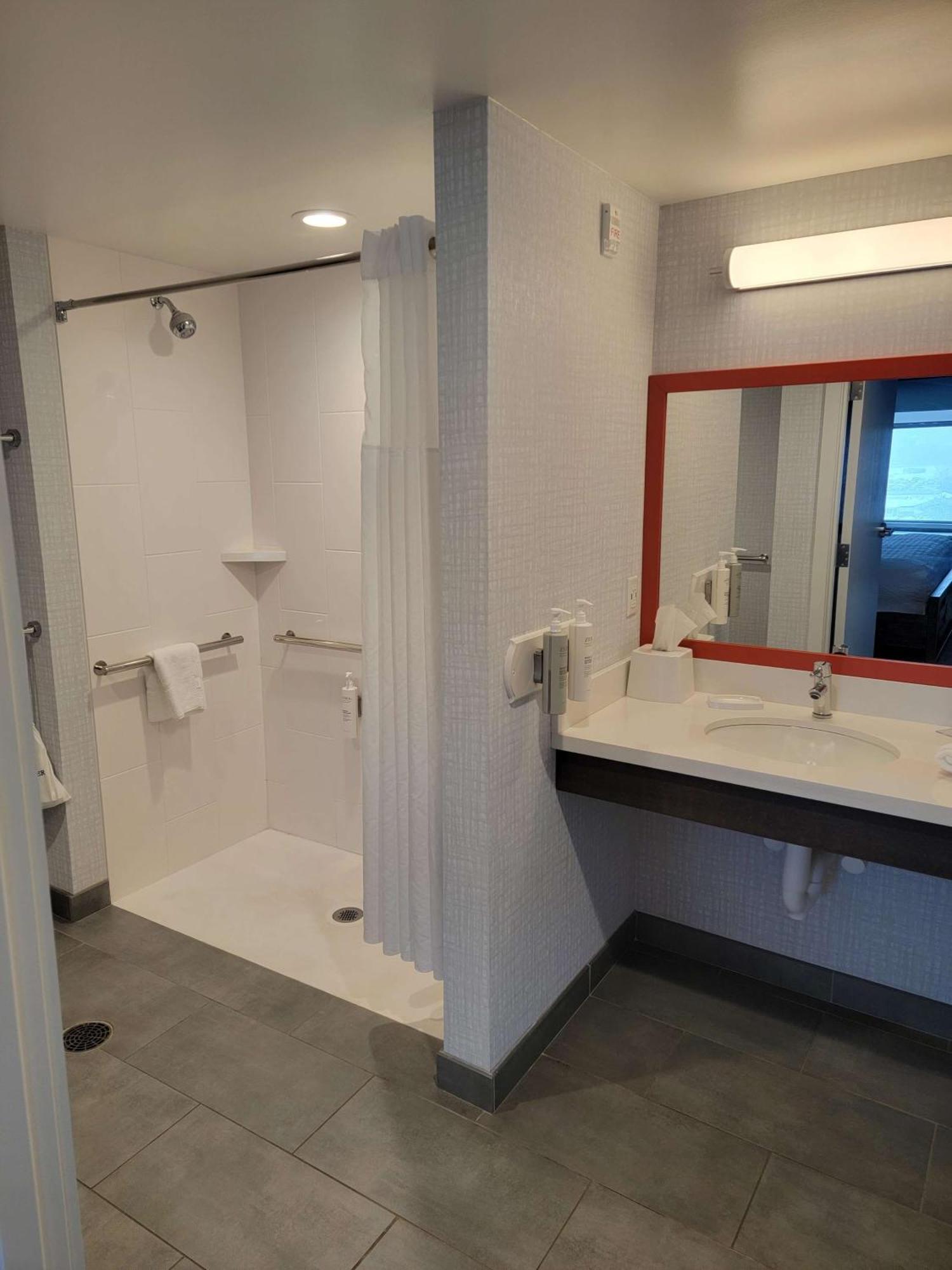 Hampton Inn & Suites Erie Bayfront Екстер'єр фото